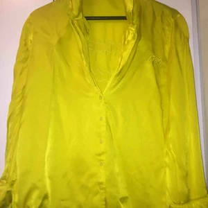  - Underbar och udda skjorta som gör vilken outfit som helst utstickande! Frakt tillkommer!