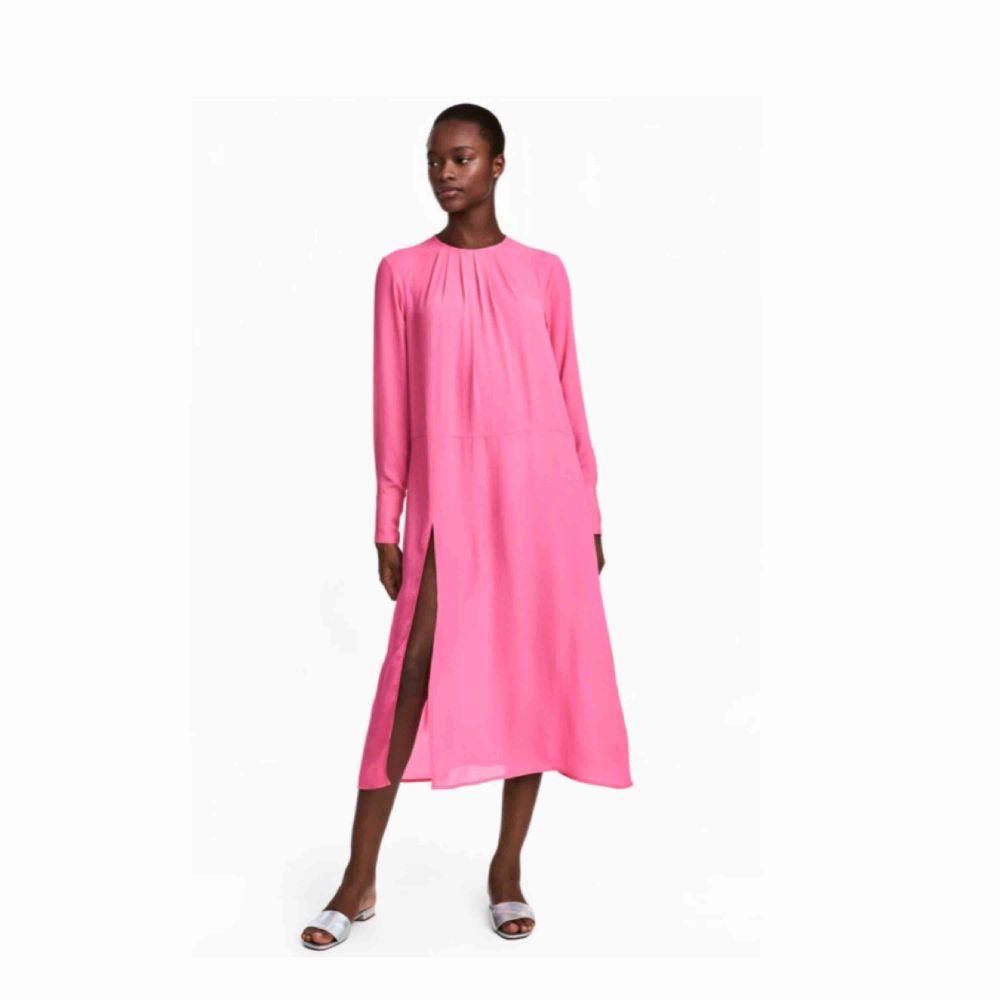 Härlig tunn rosa klänning med slits i framtill 🍬 Har bara använt den en gång!. Klänningar.