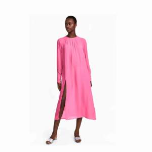 Härlig tunn rosa klänning med slits i framtill 🍬 Har bara använt den en gång!