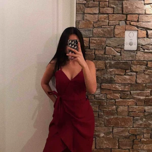  - Mini frill dress | färg : rödvin | aldrig använd 