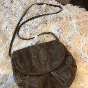  - Brun Mango väska .Använda några gånger.