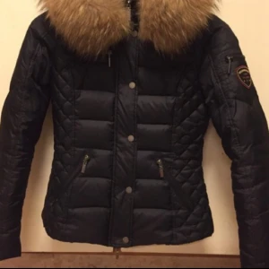  - Säljer en rockandblue vinterjacka i modellen Zora. Storlek 32, fint skick. Pälsen på 1a bilden ingår ej. Fuskpäls ingår dock (bild 2&3). Byter gärna mot en större storlek eller säljs för 750.