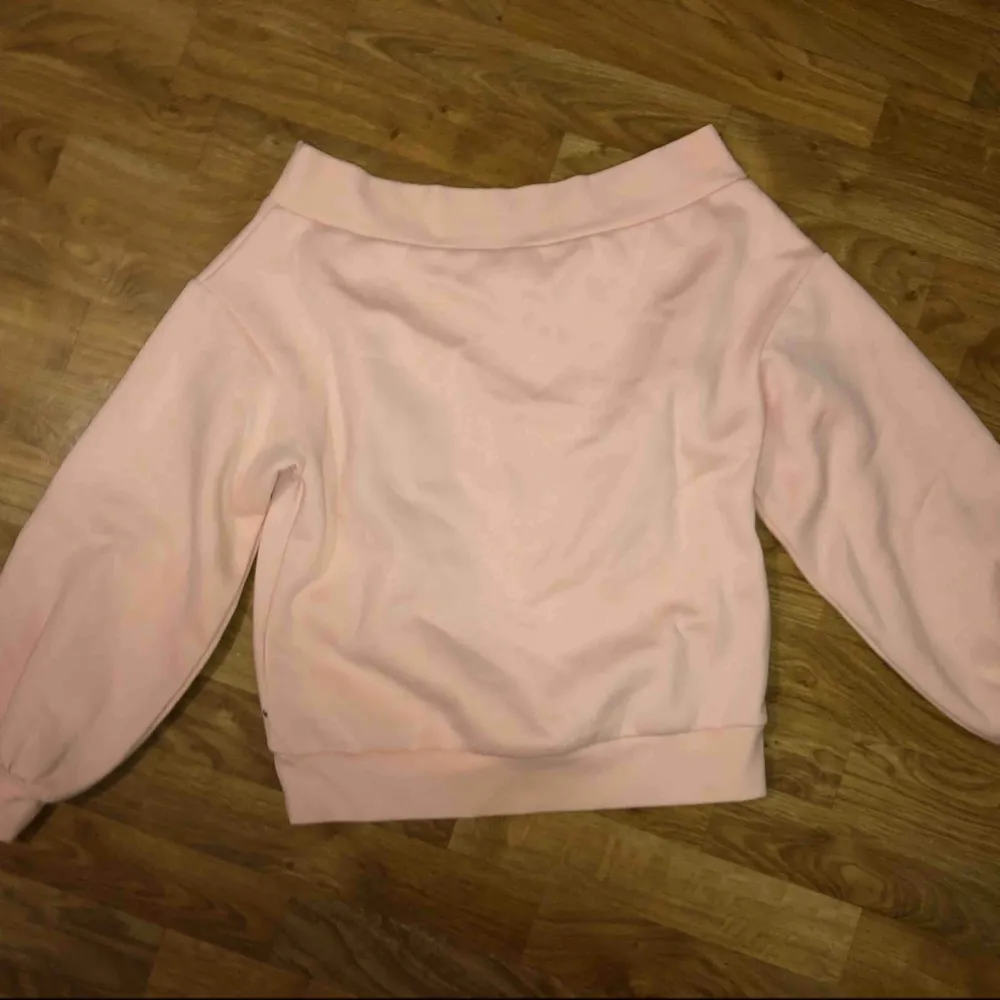 Säljer en rosa off shoulder sweatshirt i storlek S. Använd 1 gång och i gott skick. Finns att hämta i Norrköping eller så tillkommer frakt kostnad på 50kr. Vid intresse kan fler bilder skickas!. Hoodies.