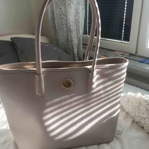  - Ljusrosa handväska från Don Donna som är perfekt för jobb eller skola, rymmer mycket. Köpt för lite mer än ett år sen men har inte fått användning för den. Köparen betalar frakt. 