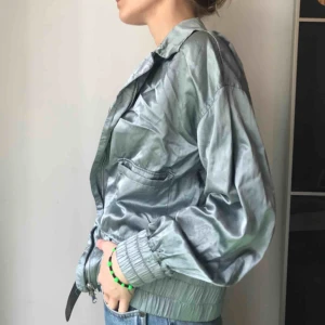  - Köpt på weekday, använd max 10 gånger, jättefin färg.