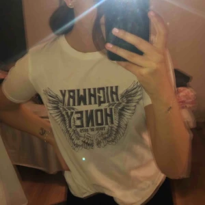  - T-shirt från Gina! Använd ca 2 gånger❣️ passar inte på mig men snygg annars! 