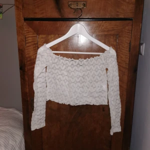  - Off shoulder tröja ifrån bikbok. Jättefin passform skulle säga att storleken är S-L. 25 kr 