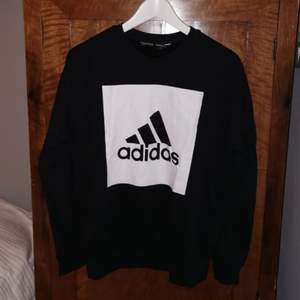Adidas sweatshirt stl M tror jag den är ovetsized men har klippt bort lappen så skulle säga S-L beroende på hur man vill ha den! 50 kr 
