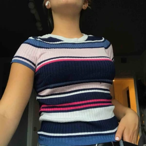  - Superfin ribbad randig tröja från H&M i jättebra skick💓👚 Hör gärna av dig om du har frågor👍🏼