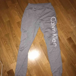  - Ett par Calvin Klein mjukisbyxor jag använt en skoldag. Så de är i superskick förutom en foundation fläck på knät som ej syns om man inte kollar nära, därav priset. Storlek 152/164 men passar en XS-S. Köpta på kidsbrandatore för 500kr. 