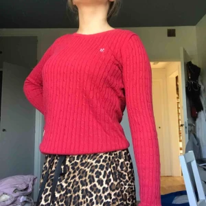  - Röd kabelstickadtröja ❤️ perfek nu till hösten👍🏼 hör gärna av dig om du har frågor😊