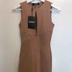  - Beige bandageklänning från Missguided! Helt oanvänd i strl S. Nypris 500kr.
