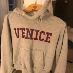 VENICE croppad hoodie från Bik Bok. Superfin och mysig. 