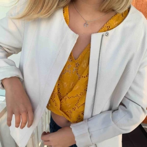  - Supersnygg vit blazer/kavaj jacka från street one!! Frakt tillkommer