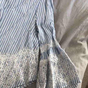  - Blus från Zara. Fin urringning med knyt i ryggen. Puffiga ärmar  Strl 36