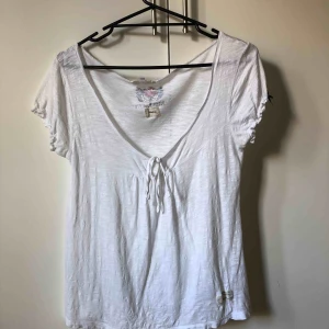  - Jättefin t-shirt blus ish, säljer pga att det inte riktigt är min stil längre men den är jätteskön. Frakt tillkommer!