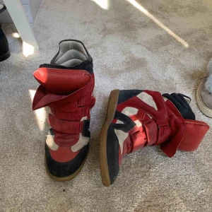  - Ett par Isabel Marant Etoile skor i färgerna svart, rött och vitt/beige. Storlek 41 men 40/39 går bra. Använda i några år men i bra skick över lag.