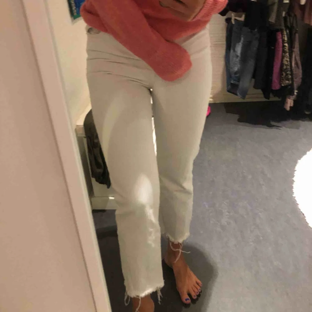 Säljer mina vääääldigt sparsamt använda vita jeans från zara pga att dom är för små för mig och har alltid varit :/.. dom är högmidjade och slutar ovanför ankeln på mig som är 167 cm lång. . Jeans & Byxor.