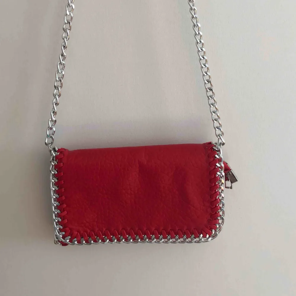 Röd väska från Tiamo. Köpt för 450kr. Använd 2 gånger.🥰 (Köparen står för fraktkostnad som är ca: 54kr). Väskor.