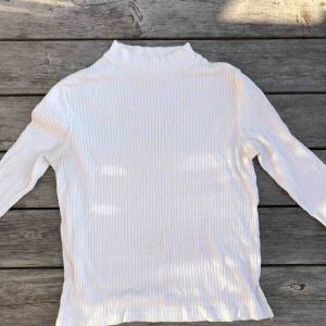  - Vanlig ribbad polotröja, passar till allt typ   Köparen står för frakt :) 