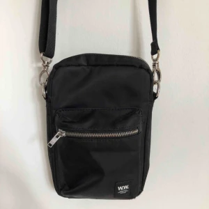  - Sällan använd väska från Wood Wood. Nypris 1050kr. Köparen står för frakt. 