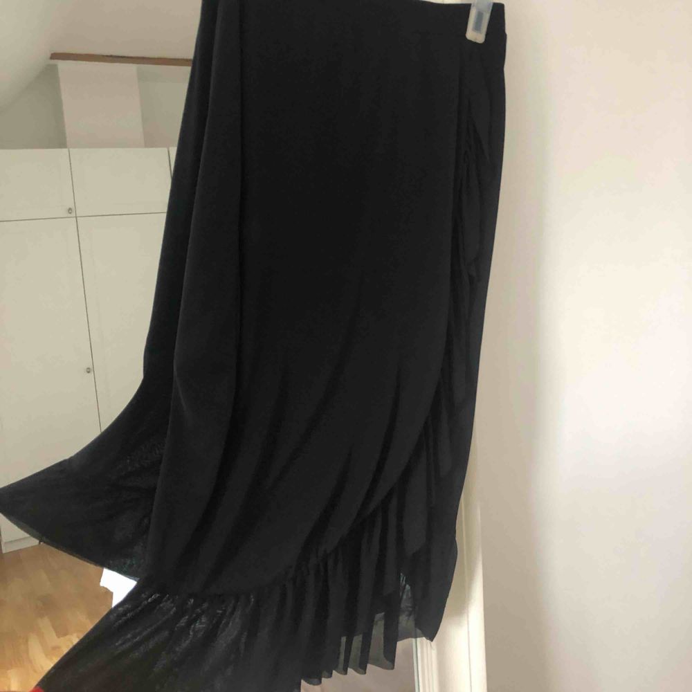 Trendig lång kjol med volang och slits, använd endast en gång och säljes pga att det inte riktigt är min stil Storleken är XS men skulle säga att den passar S och M okså Nypris 599kr. Kjolar.