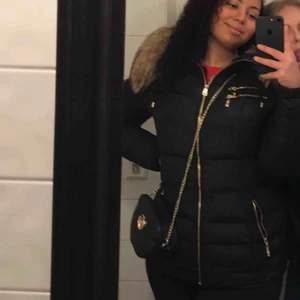  - ag säljer min Hollies jacka i lång modell och pälsen som är på jackan är köpt till (extra stor päls) den är använd 1 vinter och är i fint och bra skick. Storlek 44 Nyköpt för 6000kr Mitt pris 2300kr