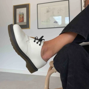  - Jag säljer mina supersnygga Dr. Martens som tyvärr har blivit för små. Just denna modell/färgkombination är svår att få tag på och säljs inte längre. Tyvärr har dom fått en svart fläck på vänstra skon (se bild 2). Hör gärna av er vid frågor och intresse!