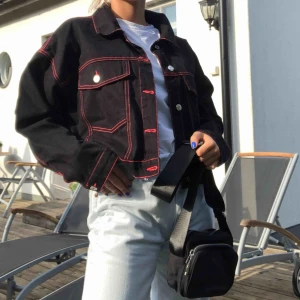  - En oversized jeansjacka med rosa sömmar, aldrig använd.💗🖤💥