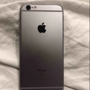  - iPhone 6s i grå fram skärmen behöver bytas hörlurar med följer priset kan diskuteras 