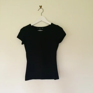 Marinblå t-shirt från Gant. Använd 1-2 gånger, nyskick. Ordinarie pris 400 - Marinblå t-shirt från Gant. Använd 1-2 gånger, nyskick. Ordinarie pris 400