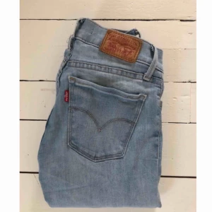  - Levis jeans. Stretchiga och sköna. Frakt tillkommer!💓