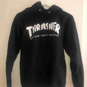  - Äkta hoodie från Trasher sälja pga ingen användning tyvärr 🖤 Frakt ingår i priset!  Storlek S men känns mer som en XS