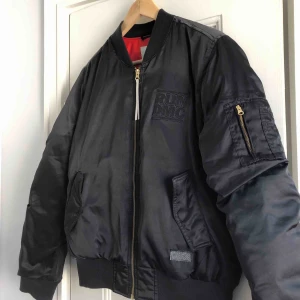  - En bomberjacka från Adidas x Run DMC. Storlek 40/medium, damstorlek. Skick: 8/10. Levereras nytvättad. Finnes på Södermalm, Stockholm. Kan postas men då står Du för frakten, (79kr). Mvh Marija 