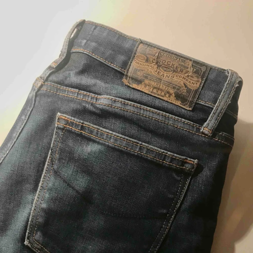 Super fina bootcut jeans från Crocker, den perfekta mörkblåa tvätten på jeans! Dessa är perfekta till dig som är lite längre (jag är 173 och dom är bra längd på mig) . Jeans & Byxor.