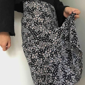  - Mörkblå kjol med blommigt mönster. Köpt förra sommaren. I mycket gott skick fortfarande! Nypris: 400