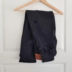  - MOM jeans med hål från hm som aldrig kommit till användning då det är stora för mig tyvärr. Köpta för ca 3 månader sedan. Kontakta för fler bilder eller vid intresse. Köparen står för frakt