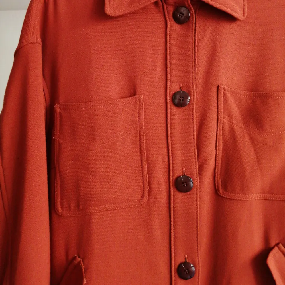 Rostfärgad overzise kappa från H&M. Går en bit över rumpan och har stora puffiga ärmar. . Jackor.