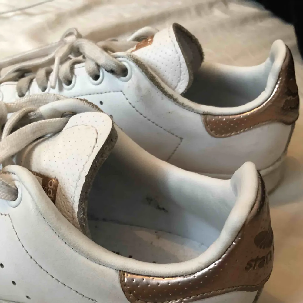 Säljer dessa stan smiths i vitt & rosé guld i storlek 36 💓. Skor.