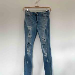 Högmidjade jeans i bra skick (använda ett fåtal gånger). Möts upp i Stockholm eller fraktar (köparen står för frakten)