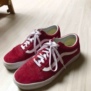  - Röda vans i mocka-material. I princip oanvända, enbart 1-2 gånger. Skön passform i normalt storleksomfång. Storlek 39.  Ursprungspris 1000kr, säljpris förhandlingsbart. Köparen står för fraktkostnaden.