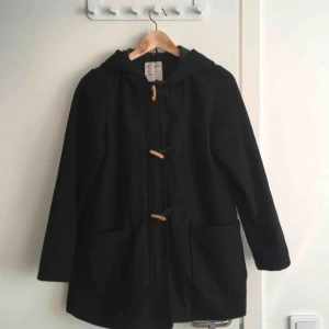  - Jättefin kappa som passar perfekt för hösten, vintern och våren. Strl XS.   Sparsamt använd! 