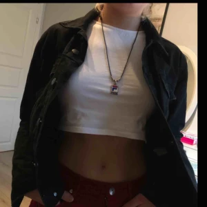  - Svart jeansjacka från Carlings i storlek S, knappt använd så i nyskick! Köpt för 600kr. Passar XS om man vill ha den oversized.