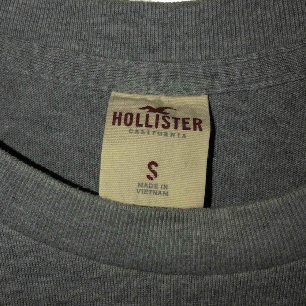 Grå Hollister T-shirt, storlek S (herr) M för dam och nästan aldrig använd. T-shirts.