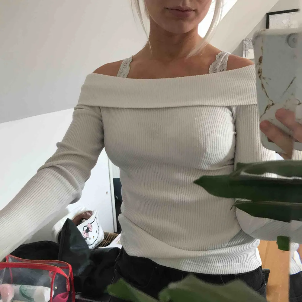 Off-shoulder långärmad tröja från Gina Tricot. Använd max fem gånger.. Skjortor.