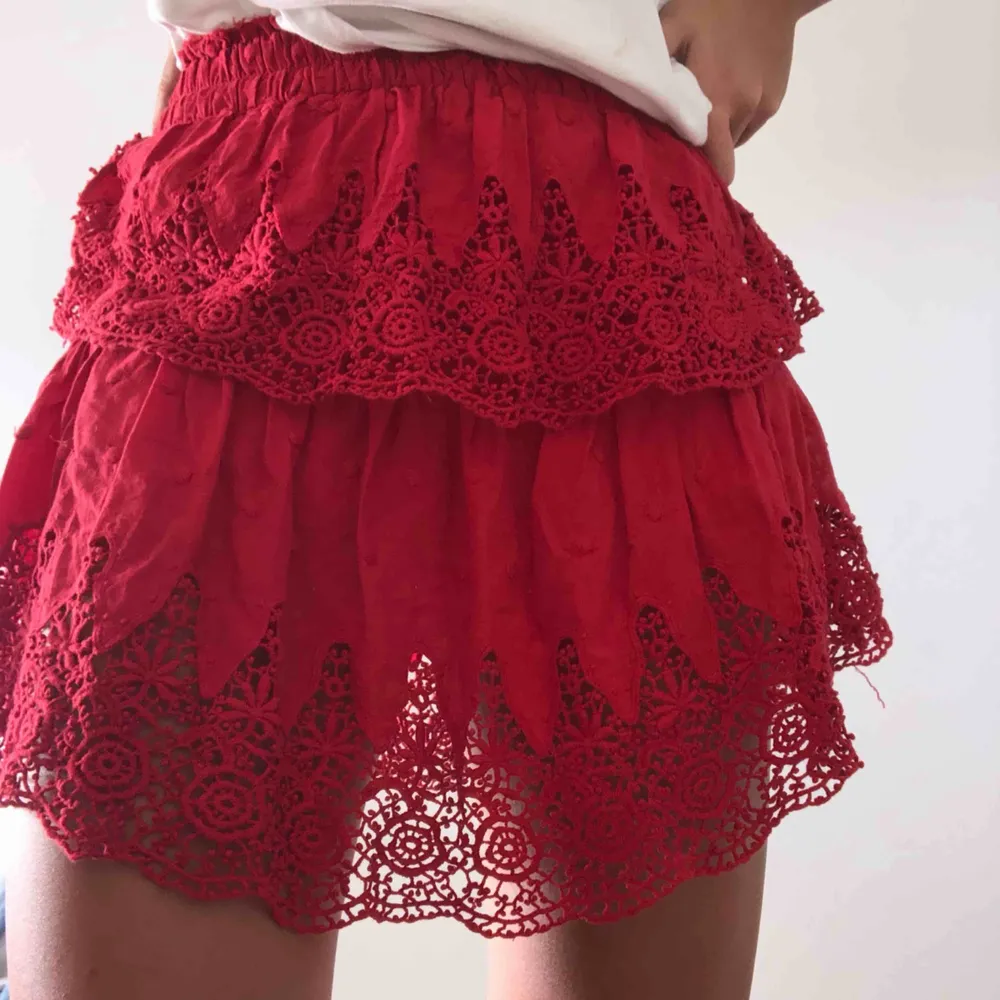 Gullig kjol från Linn Ahlborg X NA-KD kollektion. Inprincip oanvänd, i mycket bra skick! Köpare står för frakt 40 kr. Kjolar.