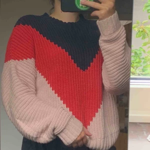  - supersnygg stickad tröja från lindex. använd sparsamt. samma mönster både fram och bak, lite oversized passform så skulle även passa för strl m. frakt tillkommer🌻