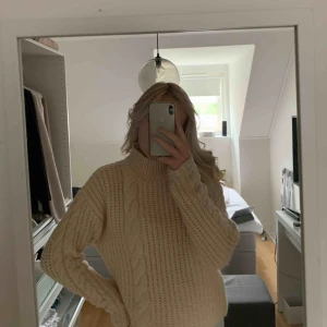  - Stickad tröja, perfekt inför hösten! Frakt står köparen för🥰