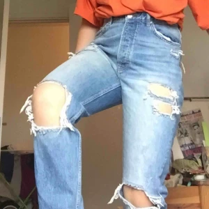  - Slitna "boyfriend"-jeans från bikbok. Sparsamt använda. det står storlek L men skulle säga att de passar bättre på S-M då de är ganska små i modellen (beroende på hur man vill ha de).