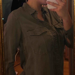  - Militärgrön skjorta från HM